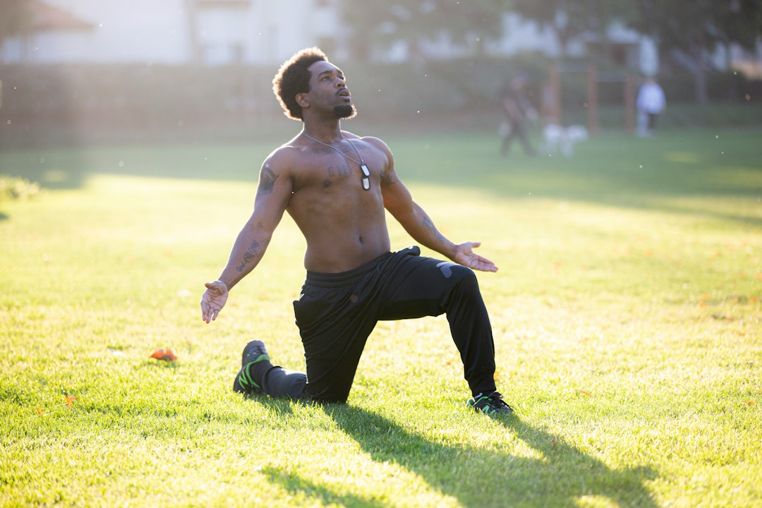 Static vs Dynamic Stretching Before Lifting: Timing & Injury Prevention Guide 2 Athlete performing dynamic lunges with torso rotation in a home gym setting